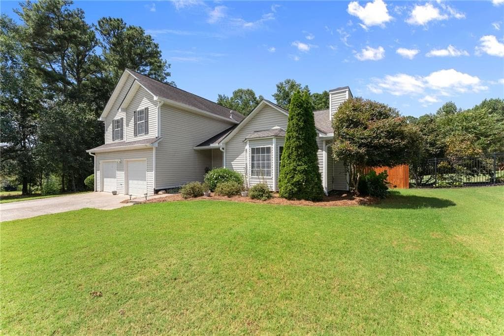 3 bedroom, 3 bathroom, 2,115 sq ft single family residence for sale at 7050 Treeline Drive, Cumming, GA 30028 — photo 2