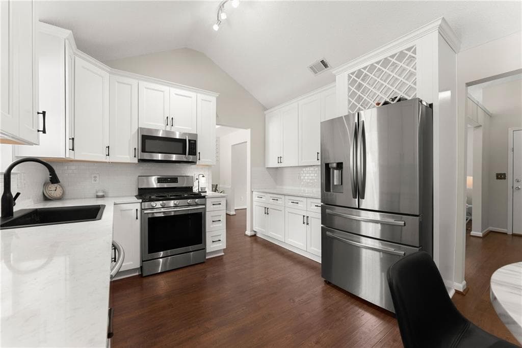 3 bedroom, 3 bathroom, 2,115 sq ft single family residence for sale at 7050 Treeline Drive, Cumming, GA 30028 — photo 10