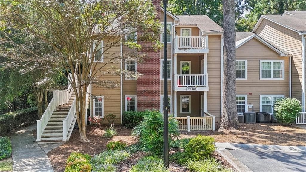 2 bedroom, 2 bathroom, 1,017 sq ft condominium for sale at 2210 River Heights Court, Marietta, GA 30067 — photo 1 of 61