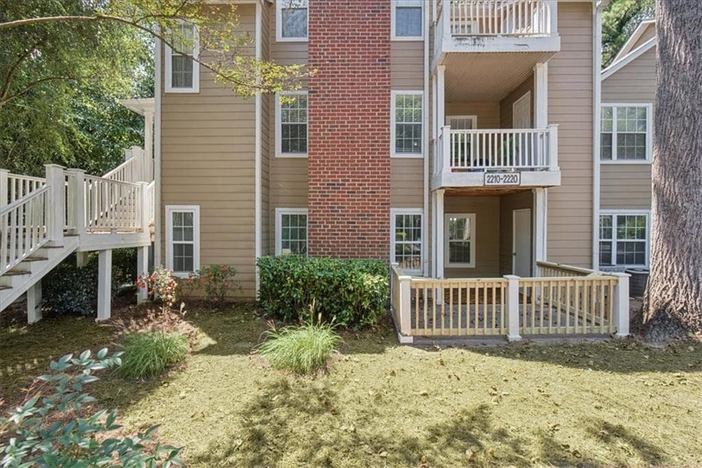 2 bedroom, 2 bathroom, 1,017 sq ft condominium for sale at 2210 River Heights Court, Marietta, GA 30067 — photo 3