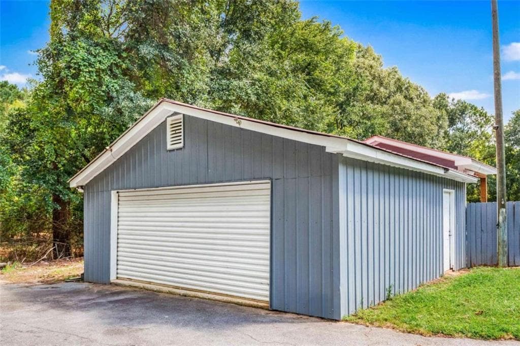 3 bedroom, 4 bathroom, 1,408 sq ft single family residence under contract at 214 Paul Smith Road, Covington, GA 30014 — photo 2