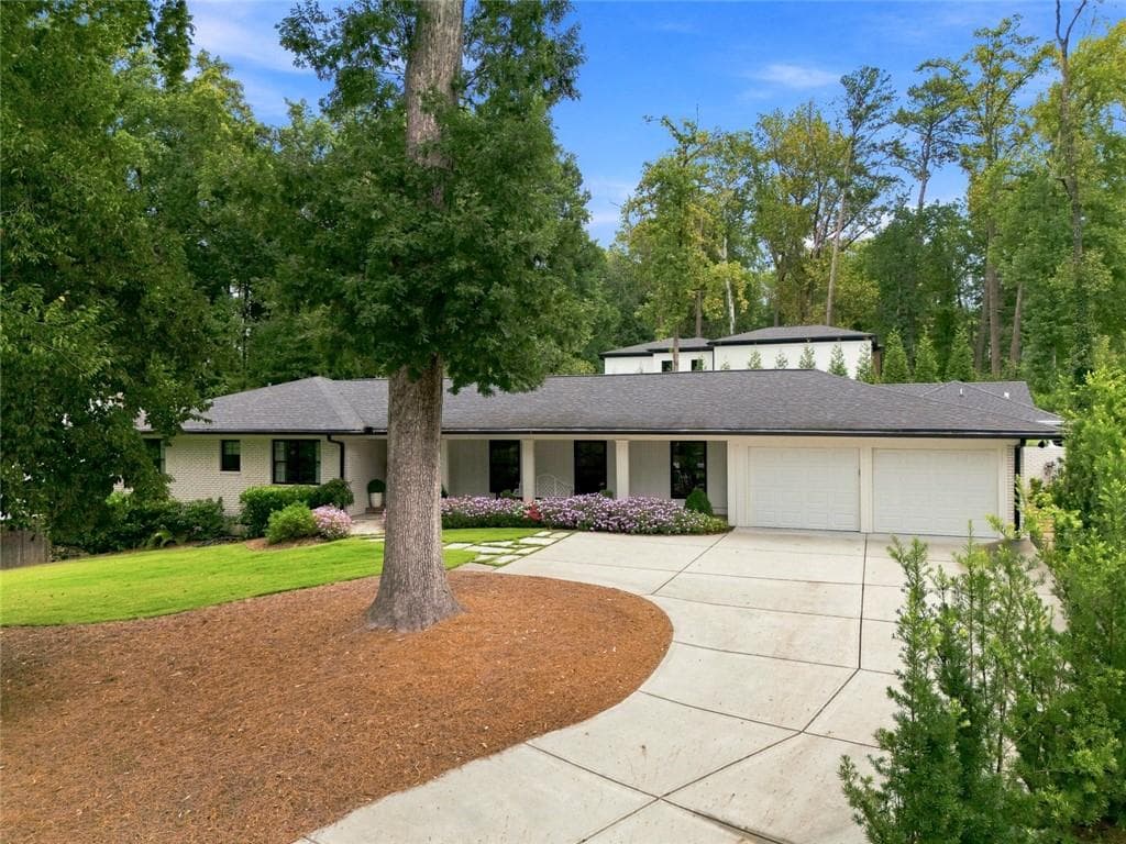 4 bedroom, 3 bathroom, 2,636 sq ft single family residence under contract at 3125 Wood Valley Road, Atlanta, GA 30327 — photo 3
