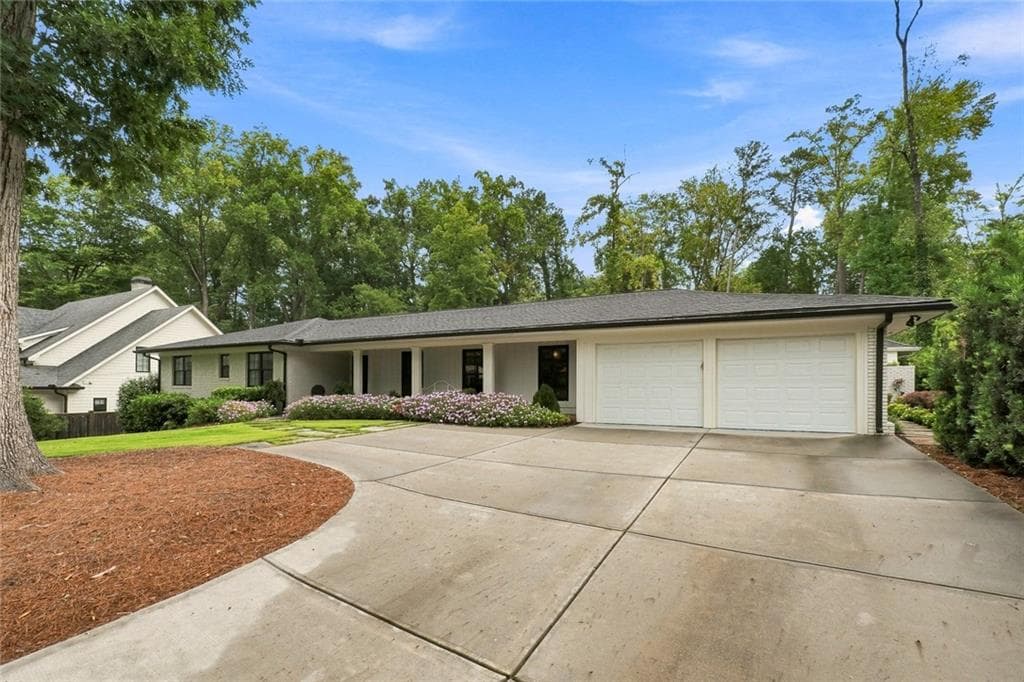 4 bedroom, 3 bathroom, 2,636 sq ft single family residence under contract at 3125 Wood Valley Road, Atlanta, GA 30327 — photo 4