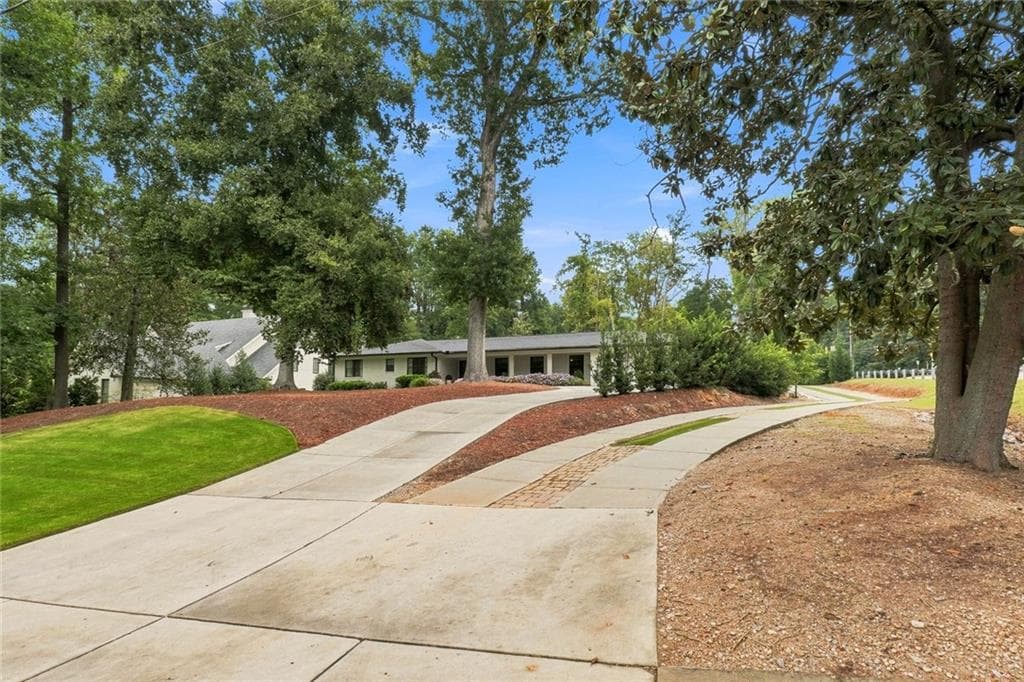 4 bedroom, 3 bathroom, 2,636 sq ft single family residence under contract at 3125 Wood Valley Road, Atlanta, GA 30327 — photo 6