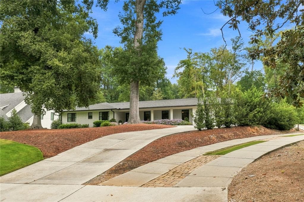 4 bedroom, 3 bathroom, 2,636 sq ft single family residence under contract at 3125 Wood Valley Road, Atlanta, GA 30327 — photo 7