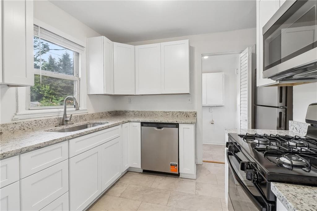 3 bedroom, 2 bathroom, 1,356 sq ft single family residence for sale at 3446 Louise Street, Hapeville, GA 30354 — photo 7