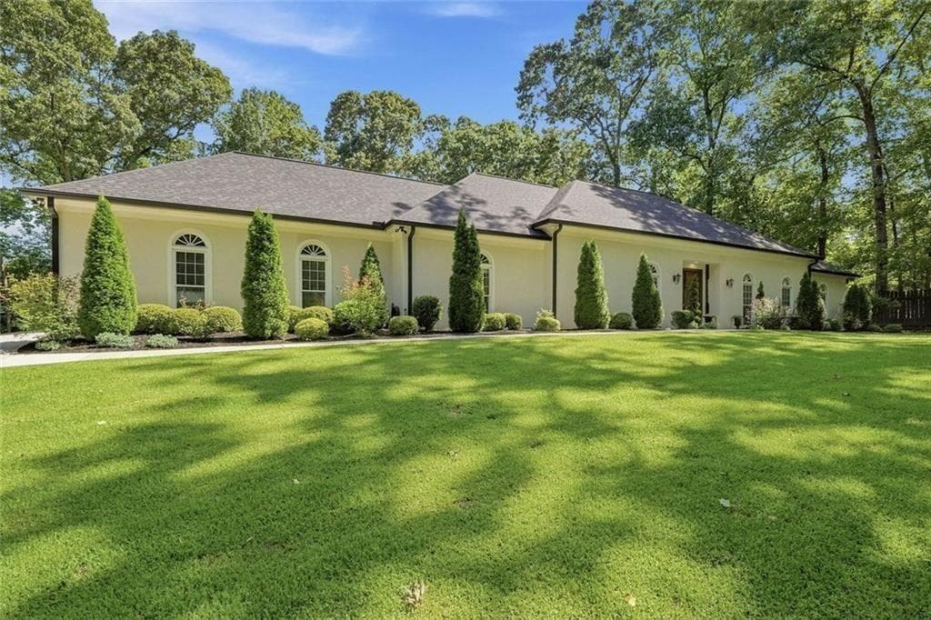 4 bedroom, 3 bathroom, 2,852 sq ft single family residence for sale at 995 Willeo Road, Roswell, GA 30075 — photo 2