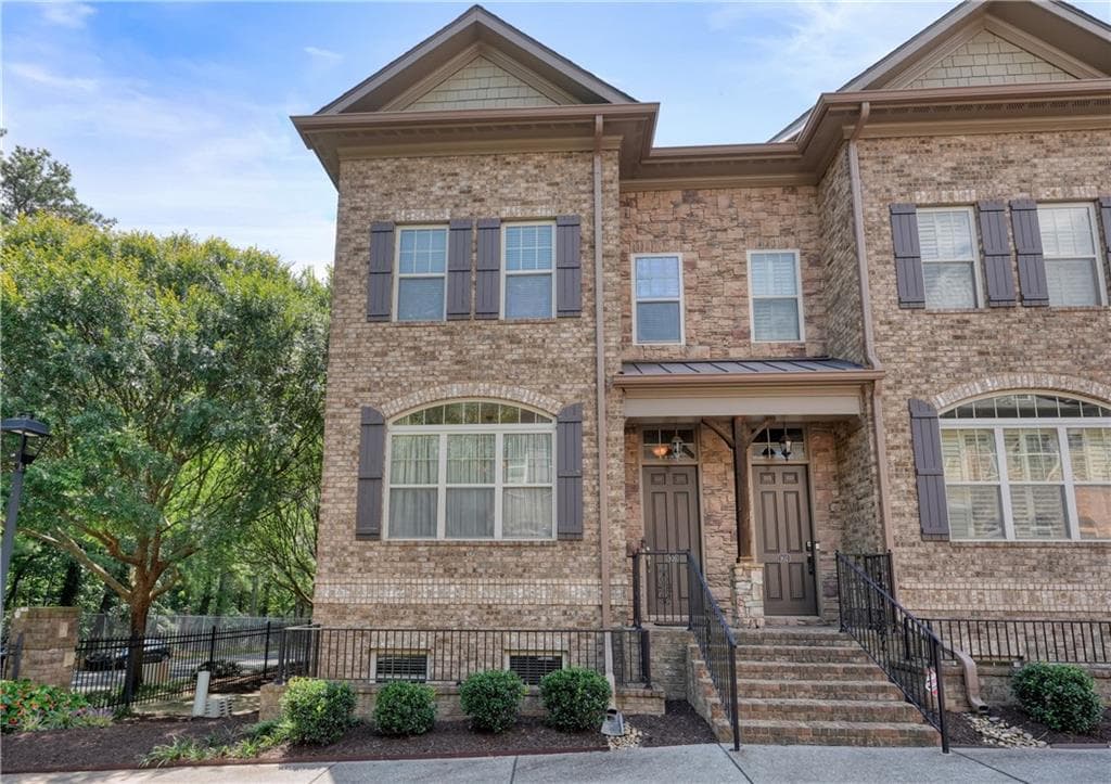 3 bedroom, 4 bathroom, 2,116 sq ft townhouse for sale at 900 Telfair Close, Sandy Springs, GA 30350 — photo 3