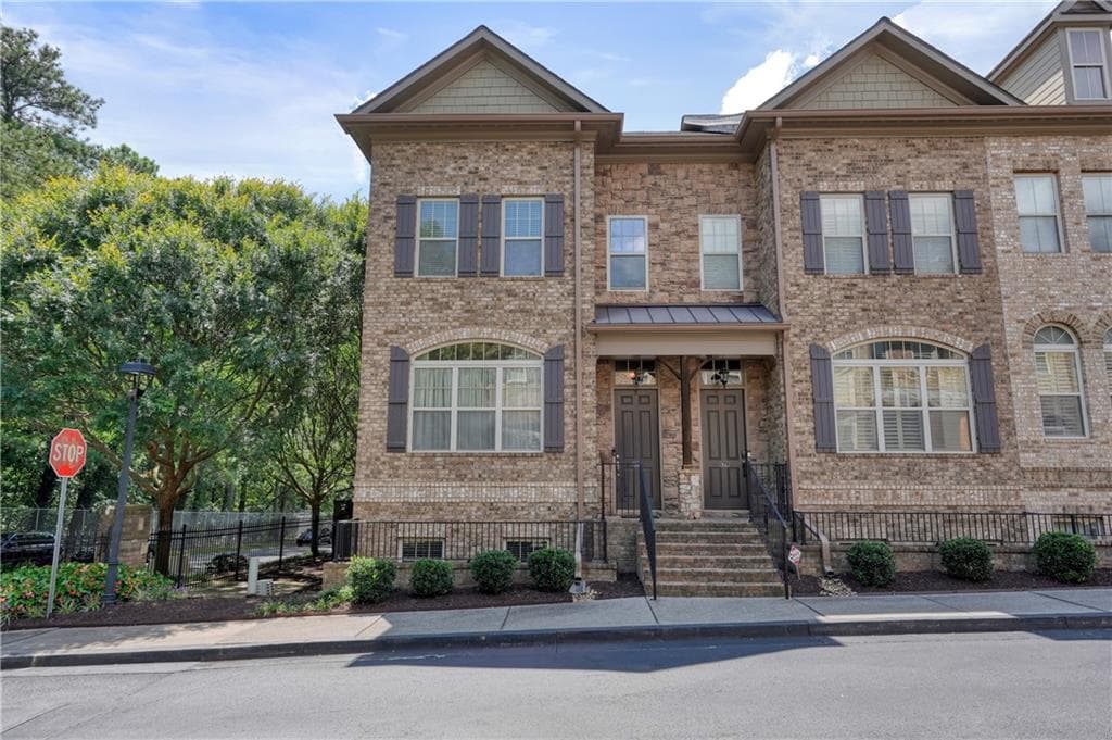 3 bedroom, 4 bathroom, 2,116 sq ft townhouse for sale at 900 Telfair Close, Sandy Springs, GA 30350 — photo 2