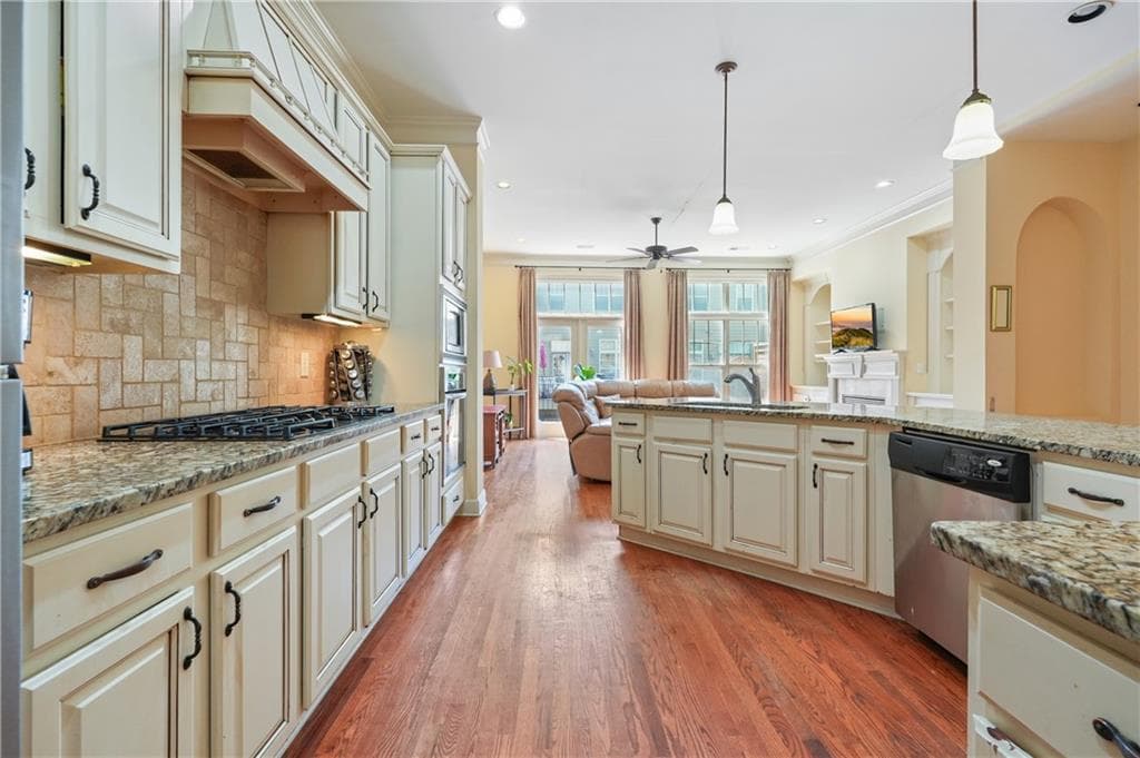 3 bedroom, 4 bathroom, 2,116 sq ft townhouse for sale at 900 Telfair Close, Sandy Springs, GA 30350 — photo 9