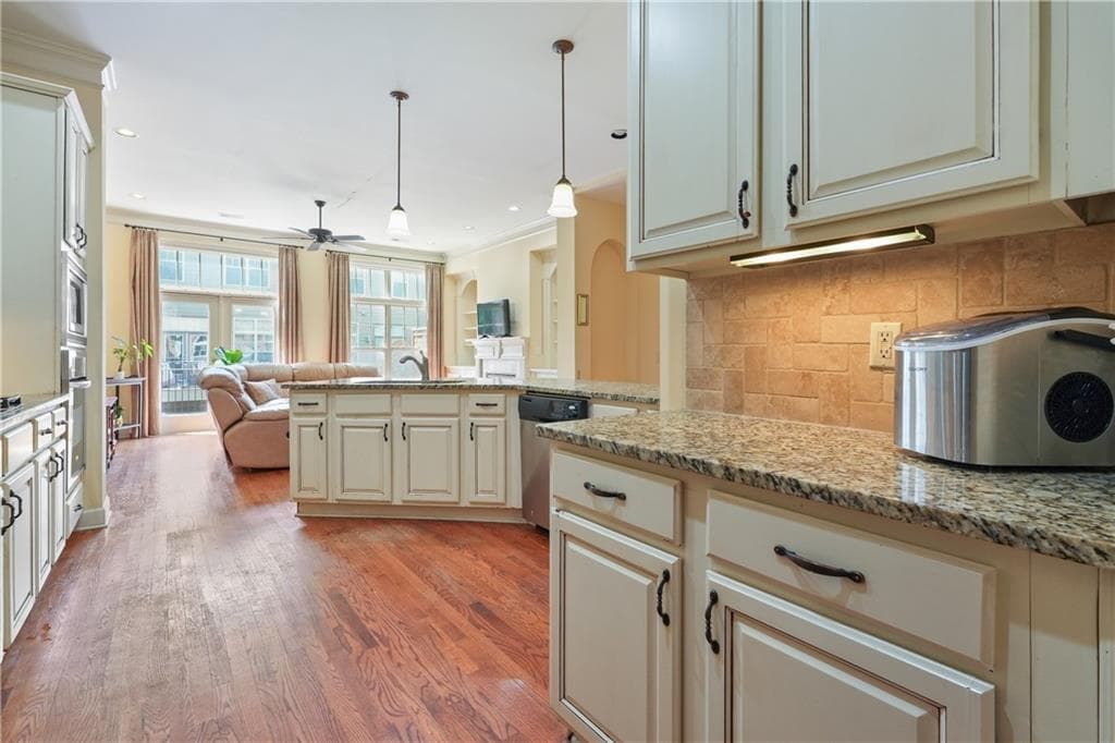 3 bedroom, 4 bathroom, 2,116 sq ft townhouse for sale at 900 Telfair Close, Sandy Springs, GA 30350 — photo 10