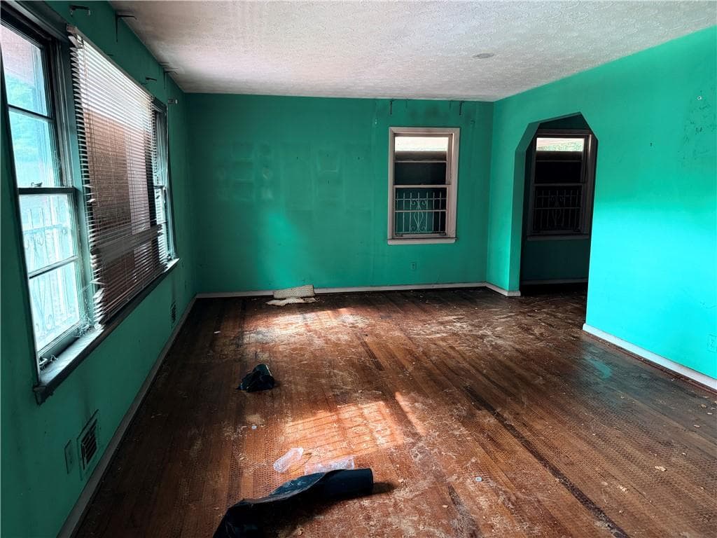 5 bedroom, 3 bathroom, 1,600 sq ft single family residence for sale at 246 W Simon Terrace, Atlanta, GA 30318 — photo 2