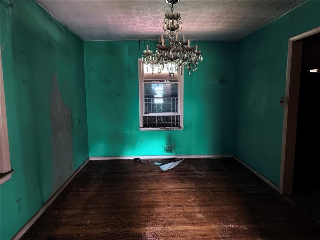 5 bedroom, 3 bathroom, 1,600 sq ft single family residence for sale at 246 W Simon Terrace, Atlanta, GA 30318 — photo 3
