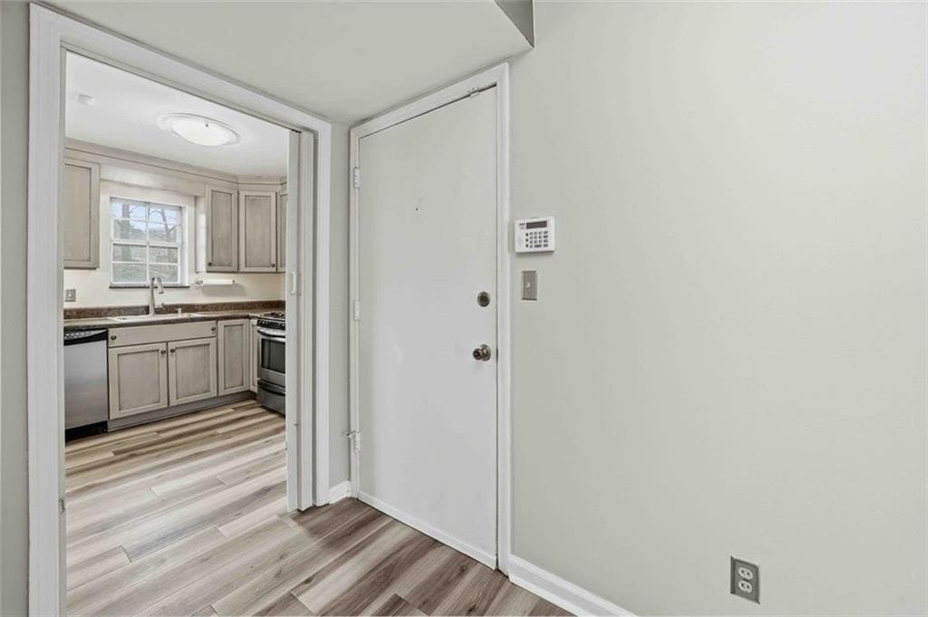 2 bedroom, 2 bathroom, 1,072 sq ft condominium for sale at 5506 Kingsport Drive, Atlanta, GA 30342 — photo 6