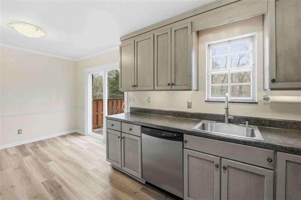 2 bedroom, 2 bathroom, 1,072 sq ft condominium for sale at 5506 Kingsport Drive, Atlanta, GA 30342 — photo 8