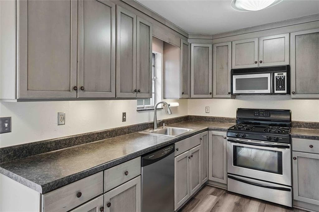 2 bedroom, 2 bathroom, 1,072 sq ft condominium for sale at 5506 Kingsport Drive, Atlanta, GA 30342 — photo 7