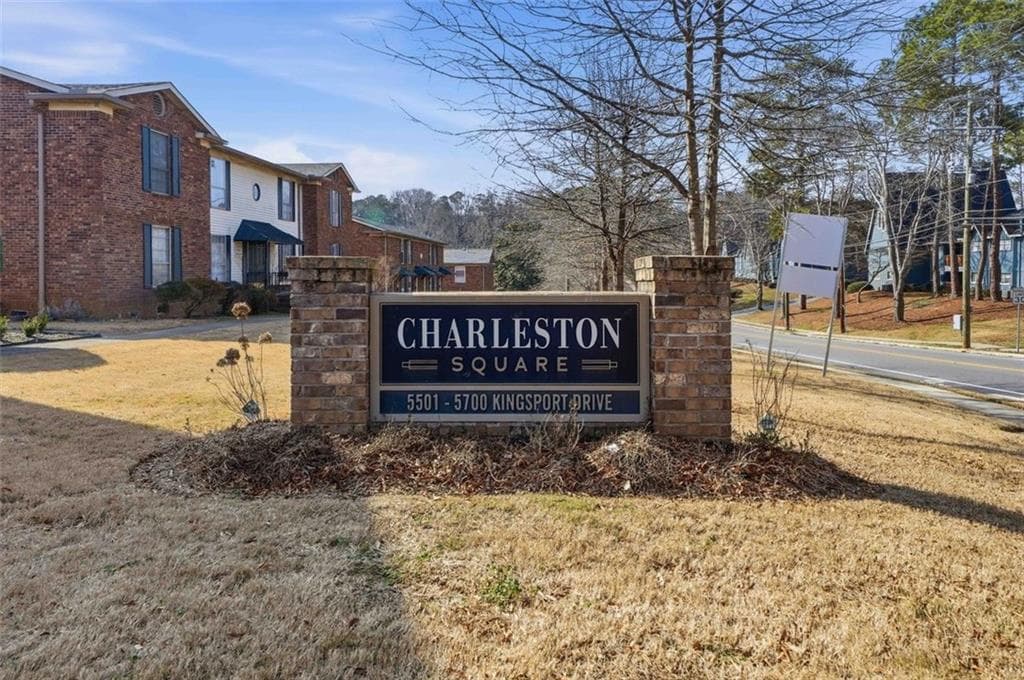 2 bedroom, 2 bathroom, 1,072 sq ft condominium for sale at 5506 Kingsport Drive, Atlanta, GA 30342 — photo 2