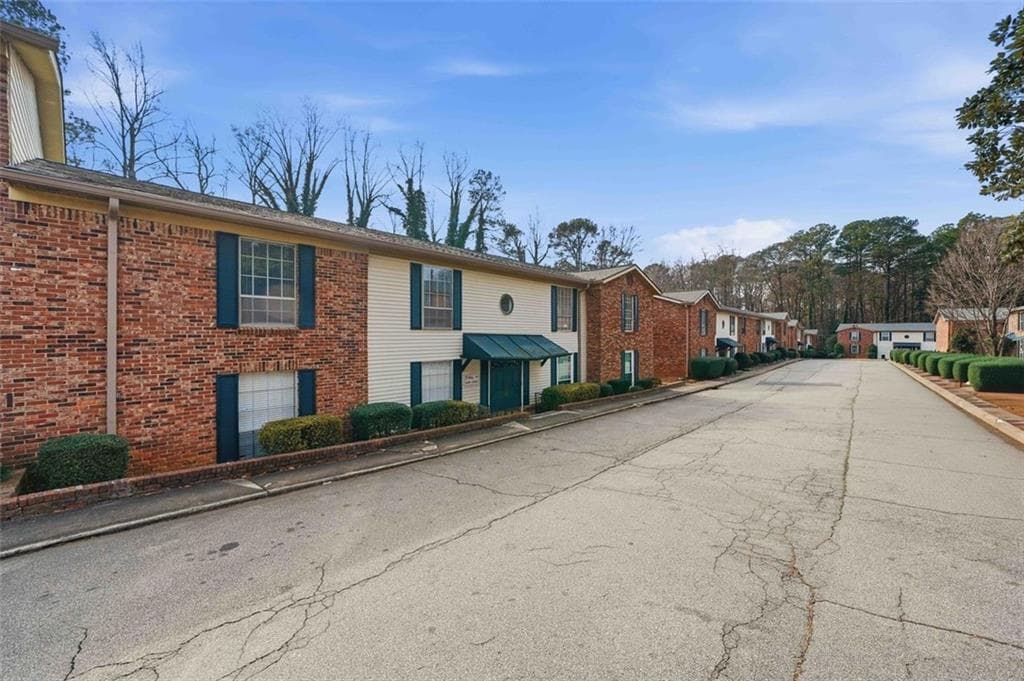 2 bedroom, 2 bathroom, 1,072 sq ft condominium for sale at 5506 Kingsport Drive, Atlanta, GA 30342