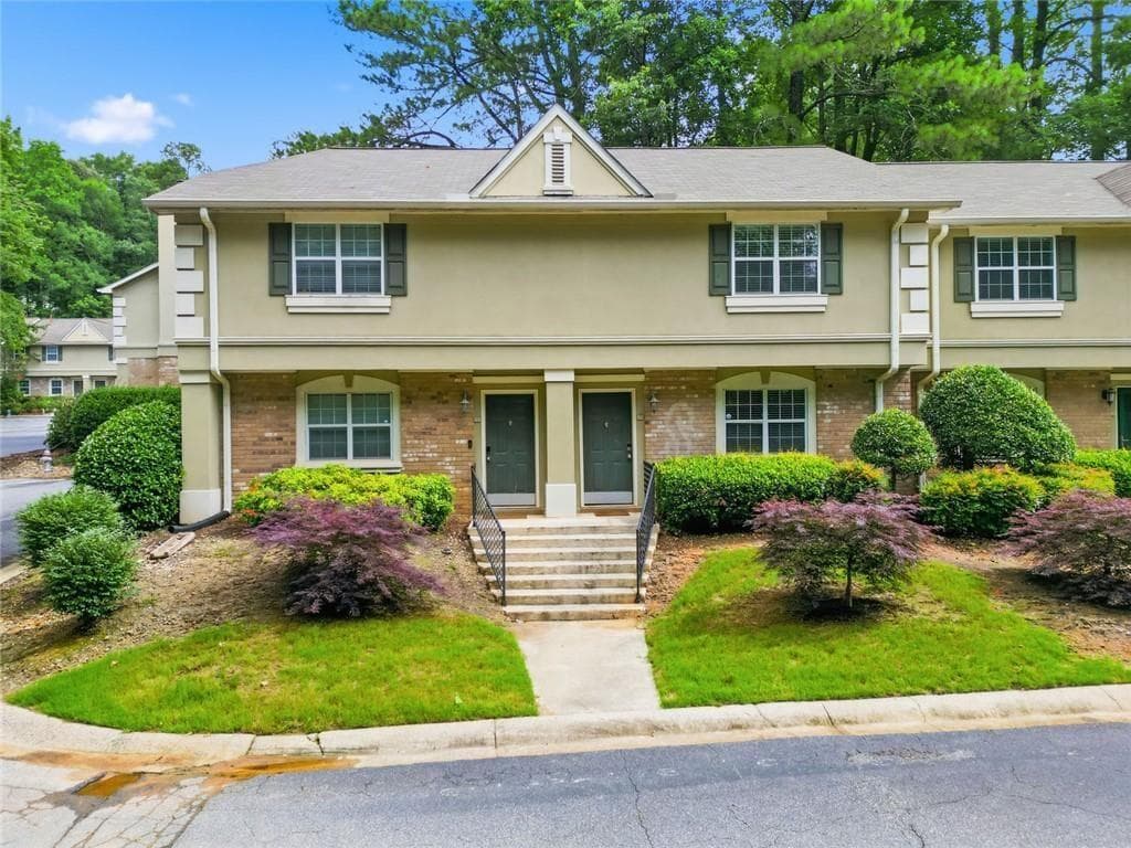 2 bedroom, 3 bathroom, 1,324 sq ft condominium for sale at 6900 Roswell Road L2, Sandy Springs, GA 30328