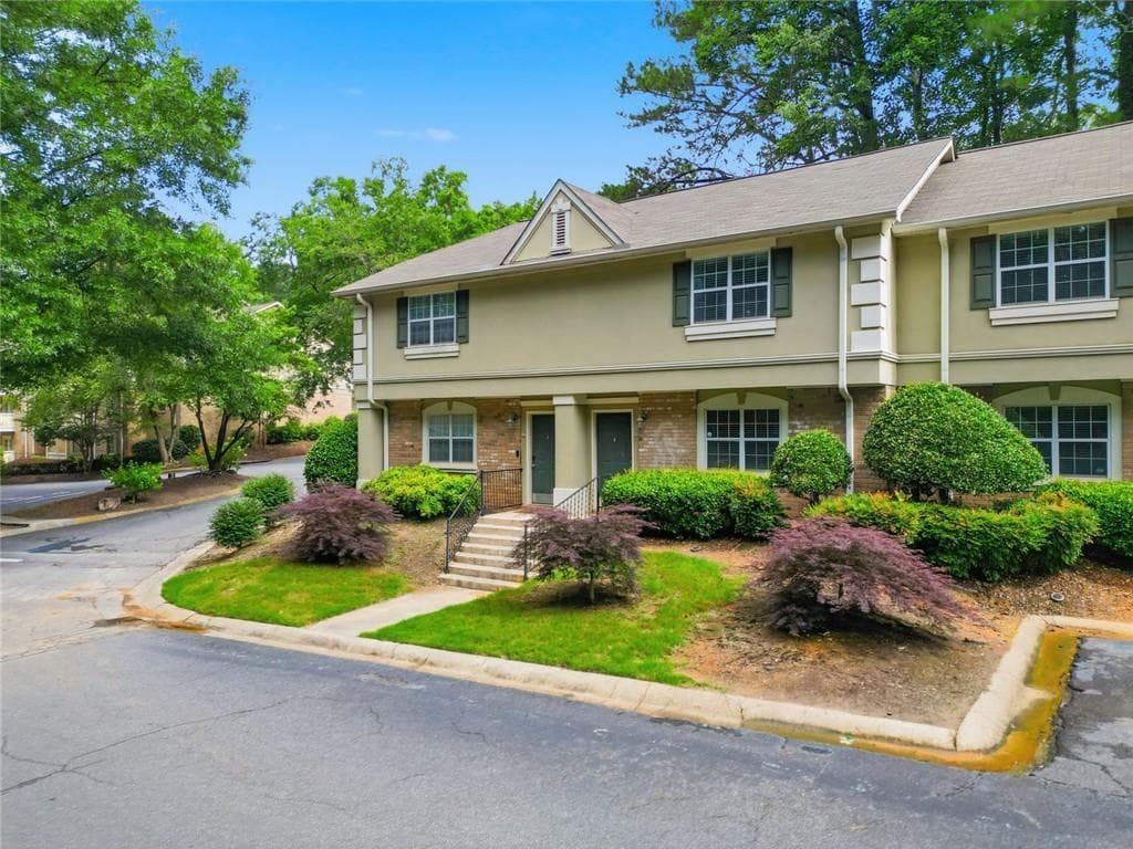 2 bedroom, 3 bathroom, 1,324 sq ft condominium for sale at 6900 Roswell Road L2, Sandy Springs, GA 30328 — photo 2