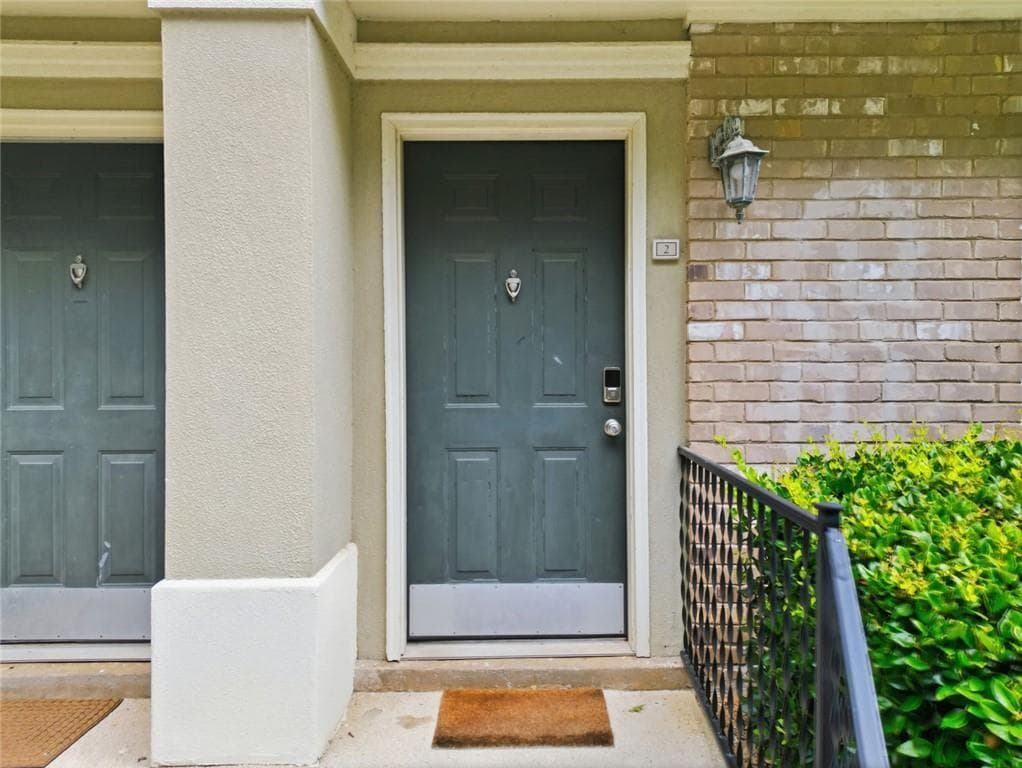 2 bedroom, 3 bathroom, 1,324 sq ft condominium for sale at 6900 Roswell Road L2, Sandy Springs, GA 30328 — photo 4