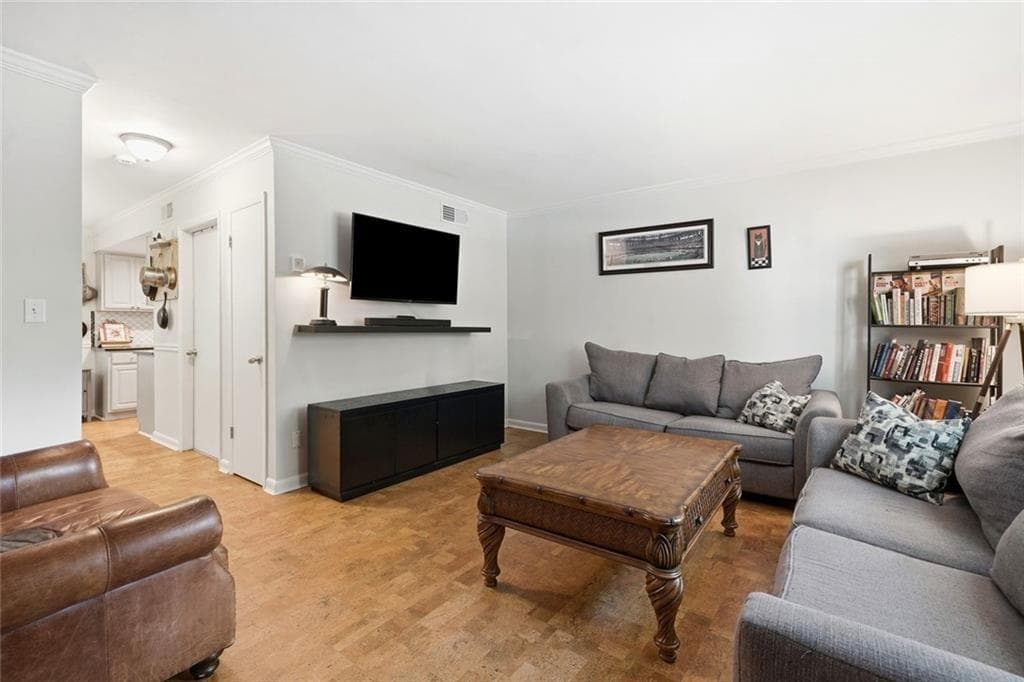 2 bedroom, 3 bathroom, 1,324 sq ft condominium for sale at 6900 Roswell Road L2, Sandy Springs, GA 30328 — photo 6