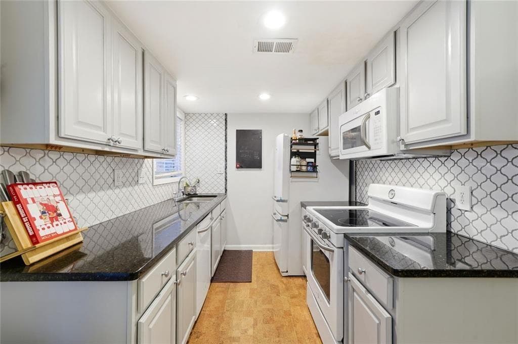 2 bedroom, 3 bathroom, 1,324 sq ft condominium for sale at 6900 Roswell Road L2, Sandy Springs, GA 30328 — photo 9