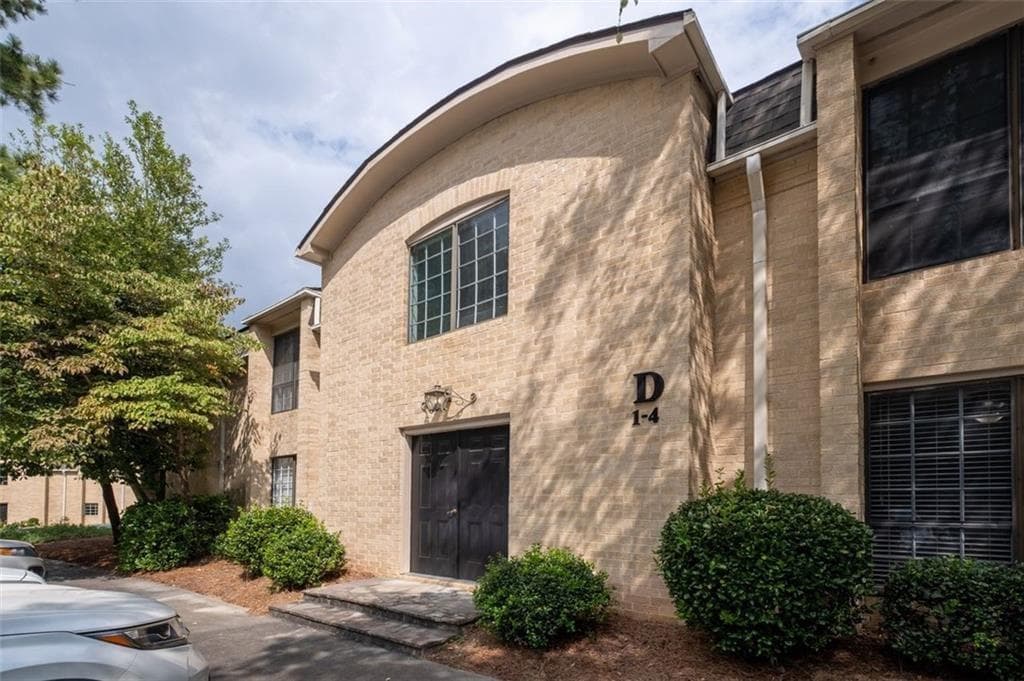 3 bedroom, 2 bathroom, 1,368 sq ft condominium for sale at 5400 Roswell Road D4, Sandy Springs, GA 30342