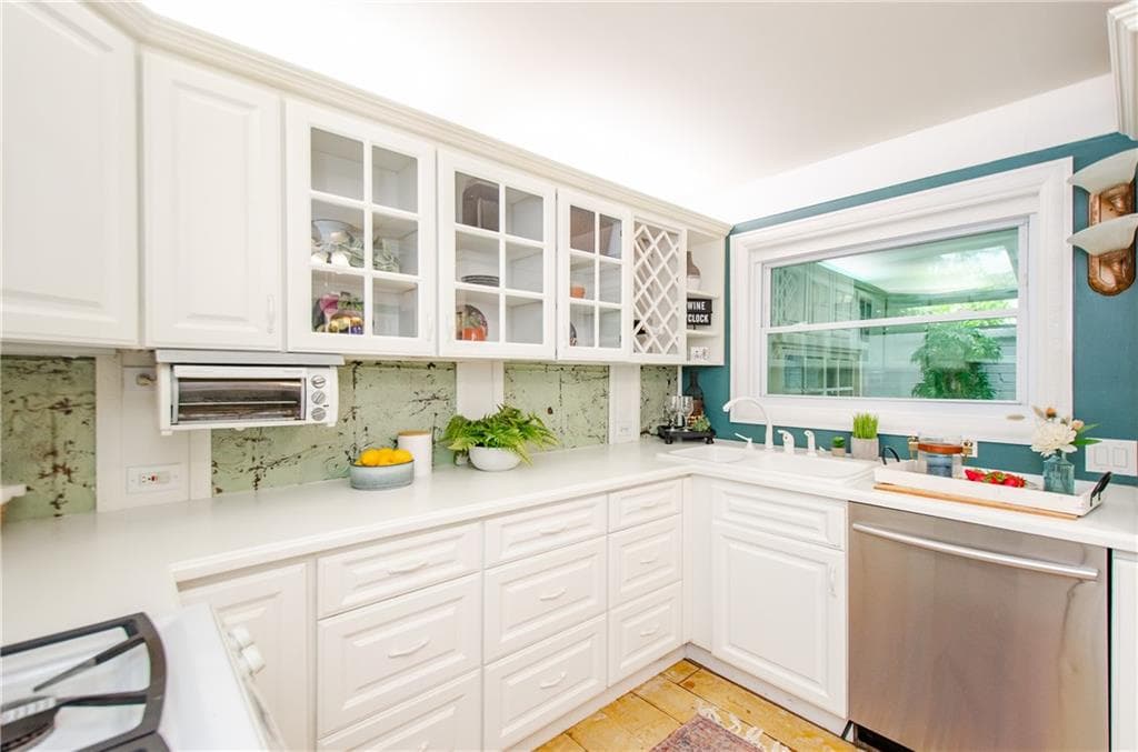 3 bedroom, 2 bathroom, 1,368 sq ft condominium for sale at 5400 Roswell Road D4, Sandy Springs, GA 30342 — photo 9