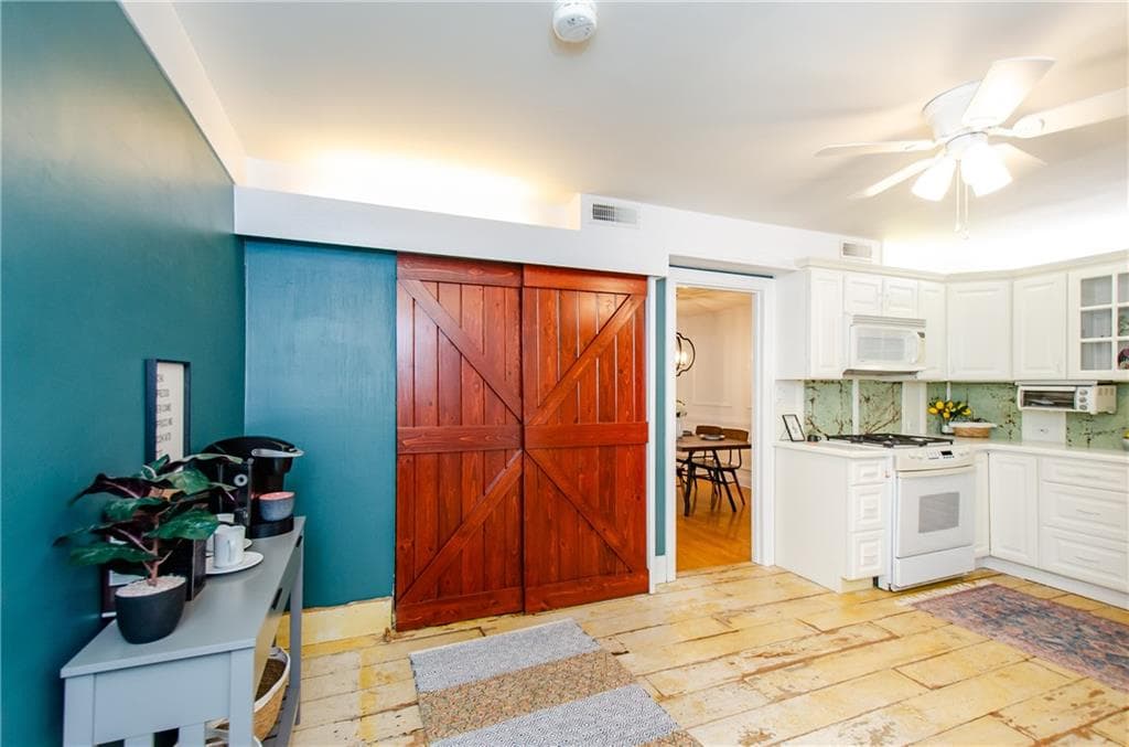 3 bedroom, 2 bathroom, 1,368 sq ft condominium for sale at 5400 Roswell Road D4, Sandy Springs, GA 30342 — photo 10