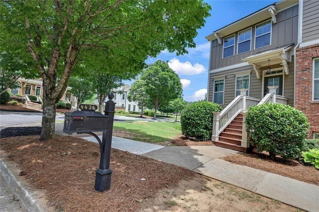 3 bedroom, 4 bathroom, 2,232 sq ft townhouse for sale at 4424 Village Field Place, Suwanee, GA 30024 — photo 4