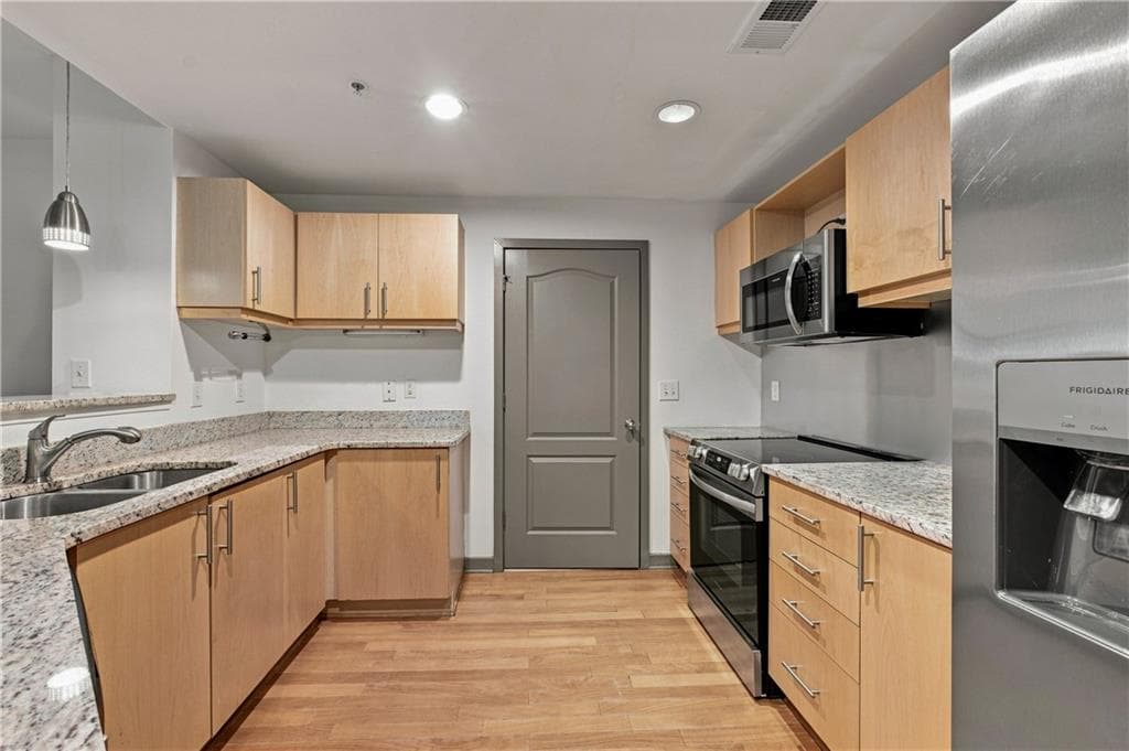 2 bedroom, 2 bathroom, 1,166 sq ft condominium under contract at 390 17th Street 2036, Atlanta, GA 30363 — photo 8