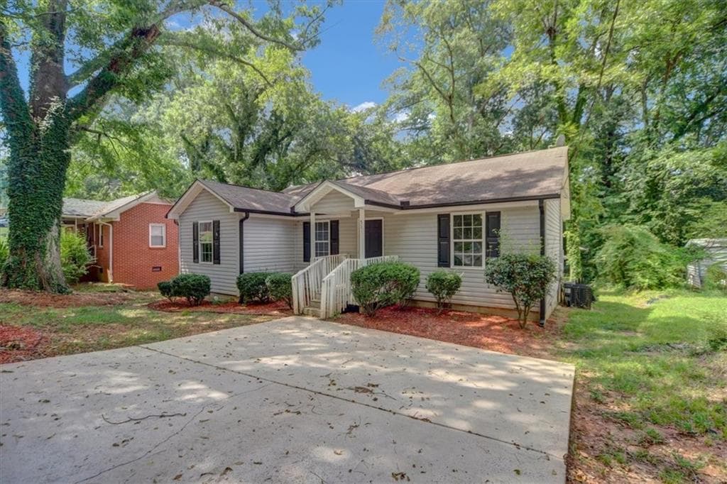 3 bedroom, 2 bathroom, 1,064 sq ft single family residence for sale at 51 Johnson Avenue, Newnan, GA 30263 — photo 2