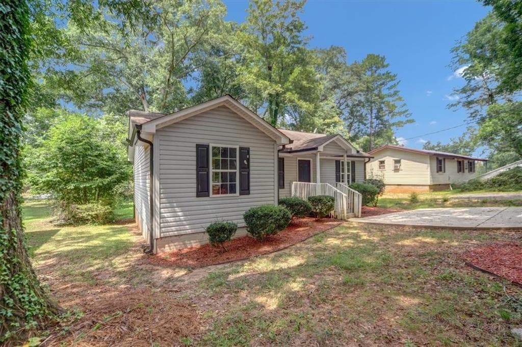 3 bedroom, 2 bathroom, 1,064 sq ft single family residence for sale at 51 Johnson Avenue, Newnan, GA 30263 — photo 3
