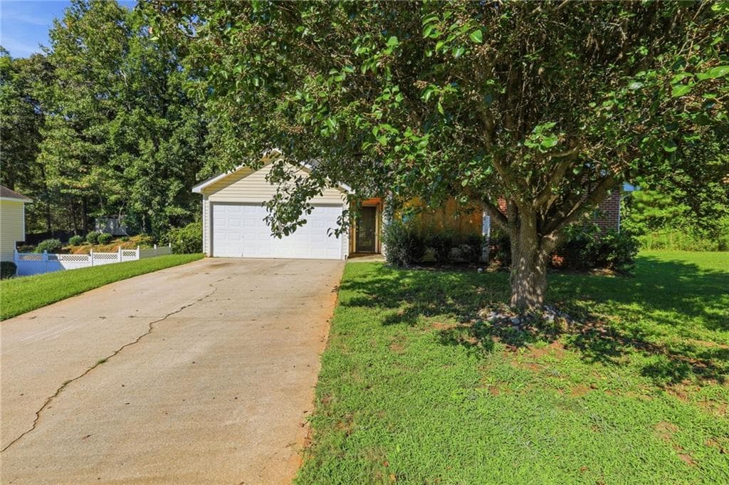 3 bedroom, 2 bathroom, 1,354 sq ft single family residence under contract at 3209 Lower Creek Drive, Douglasville, GA 30135