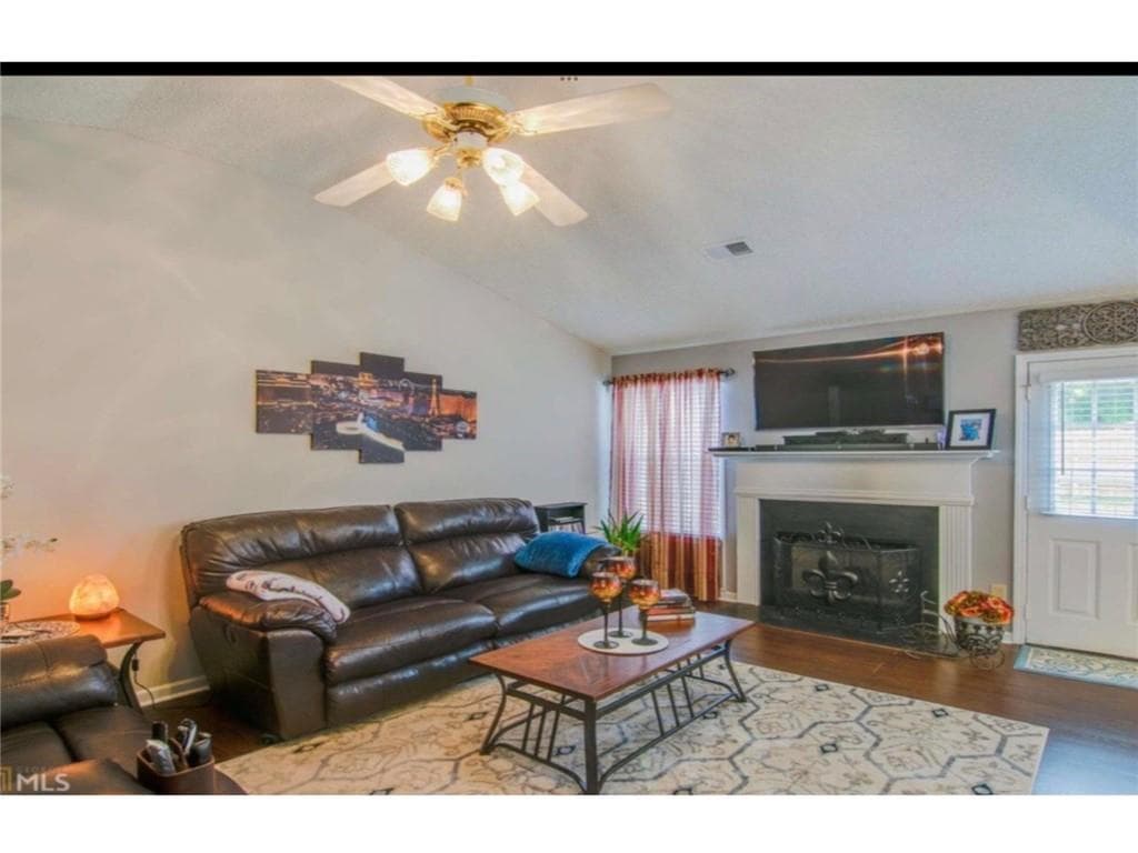 3 bedroom, 2 bathroom, 1,315 sq ft single family residence under contract at 7216 New Dale Road, Rex, GA 30273 — photo 6