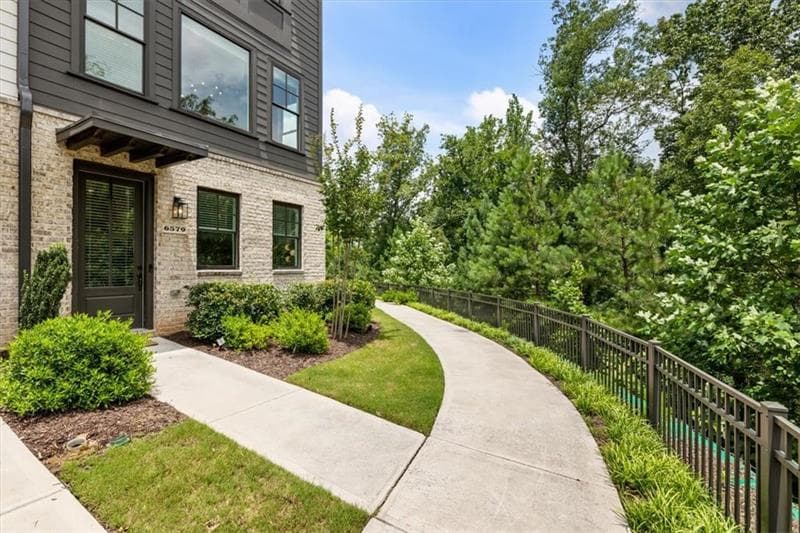 3 bedroom, 4 bathroom, 2,009 sq ft townhouse for sale at 6579 Beacon Drive 327, Sandy Springs, GA 30328 — photo 4