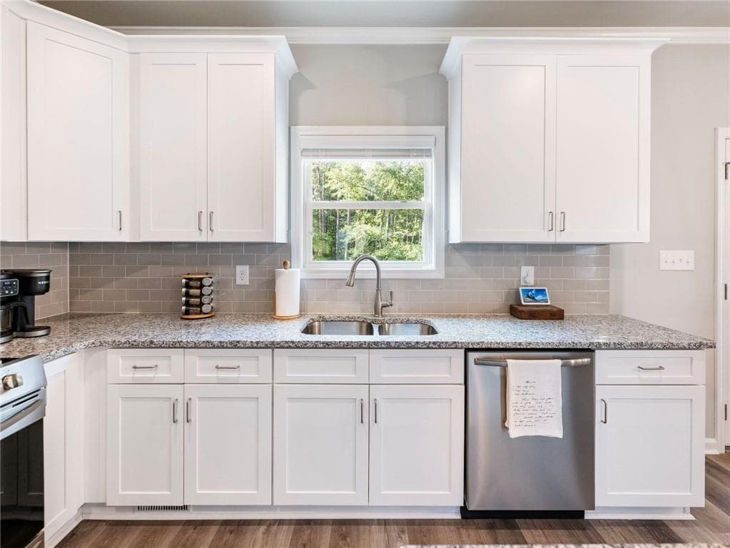 4 bedroom, 3 bathroom, 2,064 sq ft single family residence for sale at 406 Sunset Drive, Statham, GA 30666 — photo 7