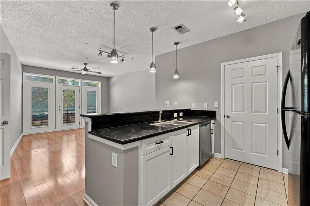 1 bedroom, 1 bathroom, 700 sq ft condominium for sale at 400 17th Street 1247, Atlanta, GA 30363 — photo 3