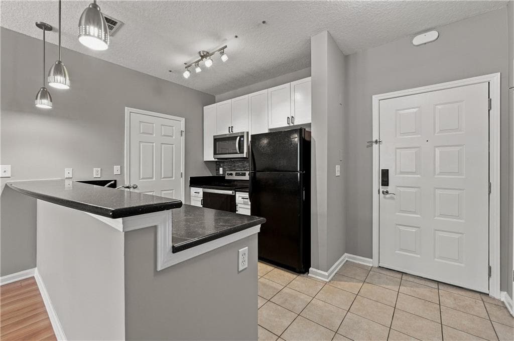 1 bedroom, 1 bathroom, 700 sq ft condominium for sale at 400 17th Street 1247, Atlanta, GA 30363 — photo 4