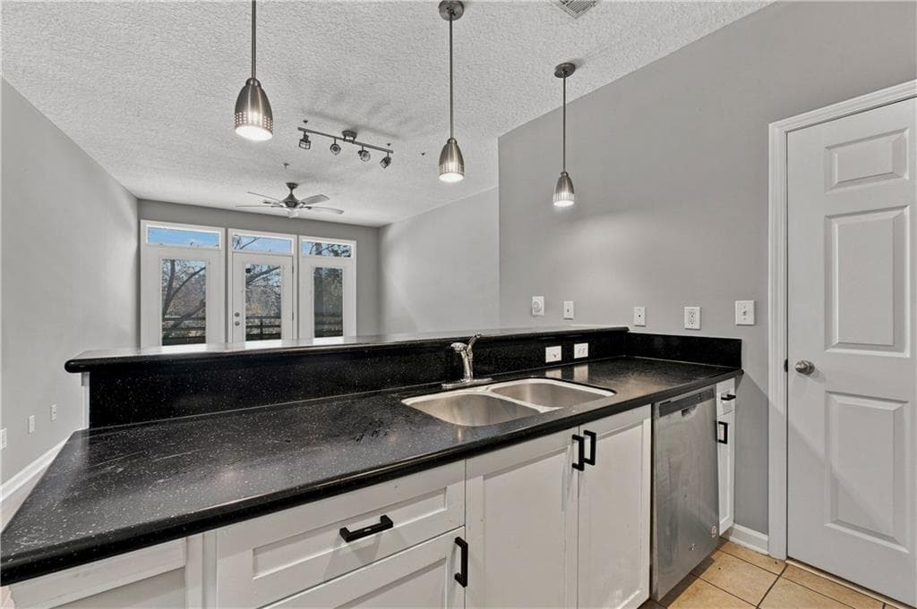 1 bedroom, 1 bathroom, 700 sq ft condominium for sale at 400 17th Street 1247, Atlanta, GA 30363 — photo 5