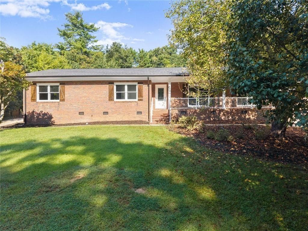 3 bedroom, 3 bathroom, 3,000 sq ft single family residence for sale at 1492 Burns Drive, Gainesville, GA 30501 — photo 4