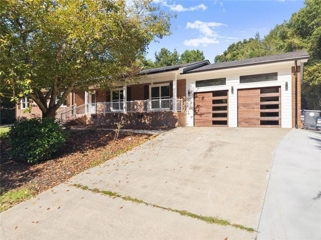 3 bedroom, 3 bathroom, 3,000 sq ft single family residence for sale at 1492 Burns Drive, Gainesville, GA 30501 — photo 5