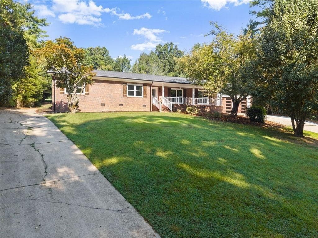 3 bedroom, 3 bathroom, 3,000 sq ft single family residence for sale at 1492 Burns Drive, Gainesville, GA 30501 — photo 6