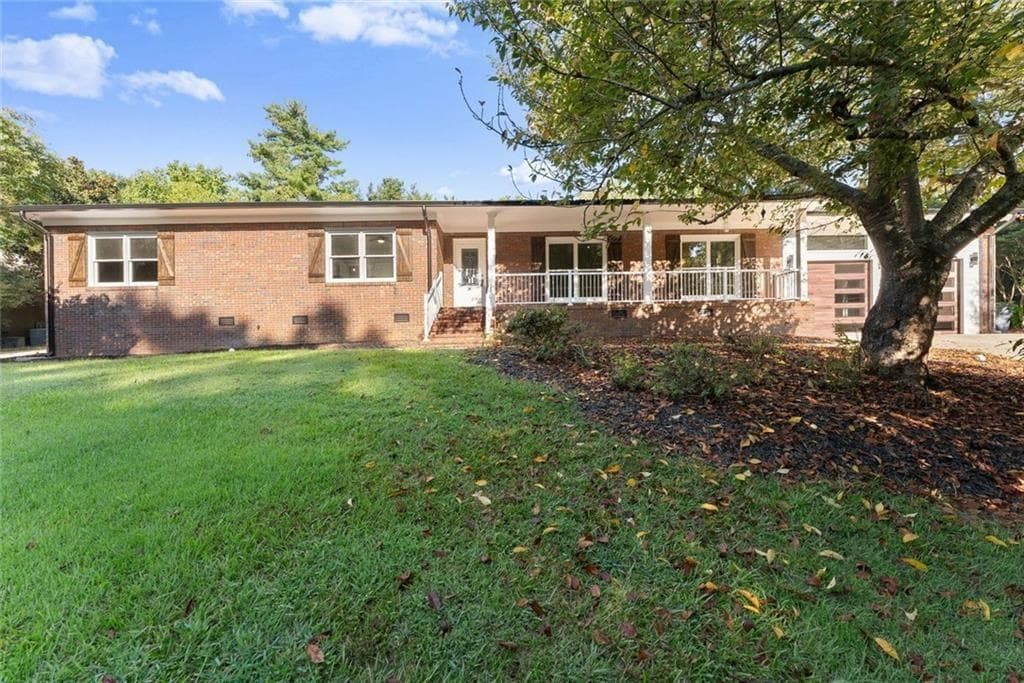 3 bedroom, 3 bathroom, 3,000 sq ft single family residence for sale at 1492 Burns Drive, Gainesville, GA 30501 — photo 9