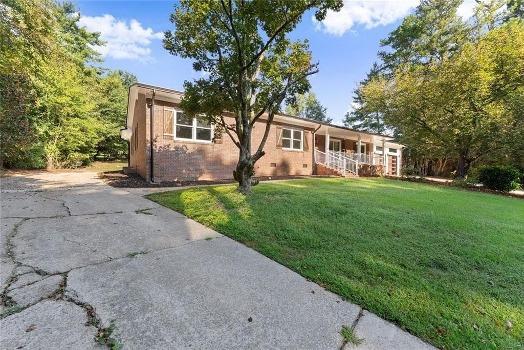 3 bedroom, 3 bathroom, 3,000 sq ft single family residence for sale at 1492 Burns Drive, Gainesville, GA 30501 — photo 10