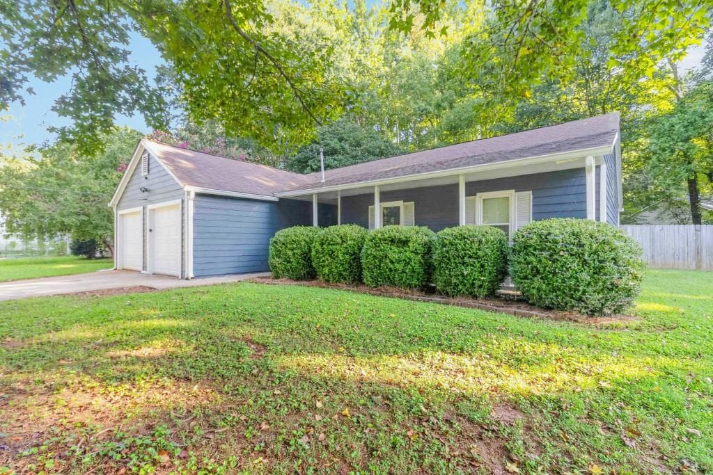 3 bedroom, 2 bathroom, 1,494 sq ft single family residence under contract at 3820 Forsythia Way, Douglasville, GA 30135 — photo 2