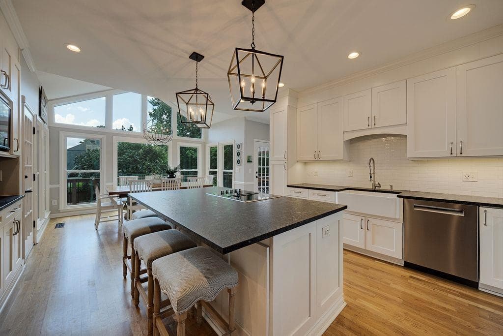6 bedroom, 5 bathroom, 5,446 sq ft single family residence under contract at 4728 Stirling Court, Marietta, GA 30068 — photo 8