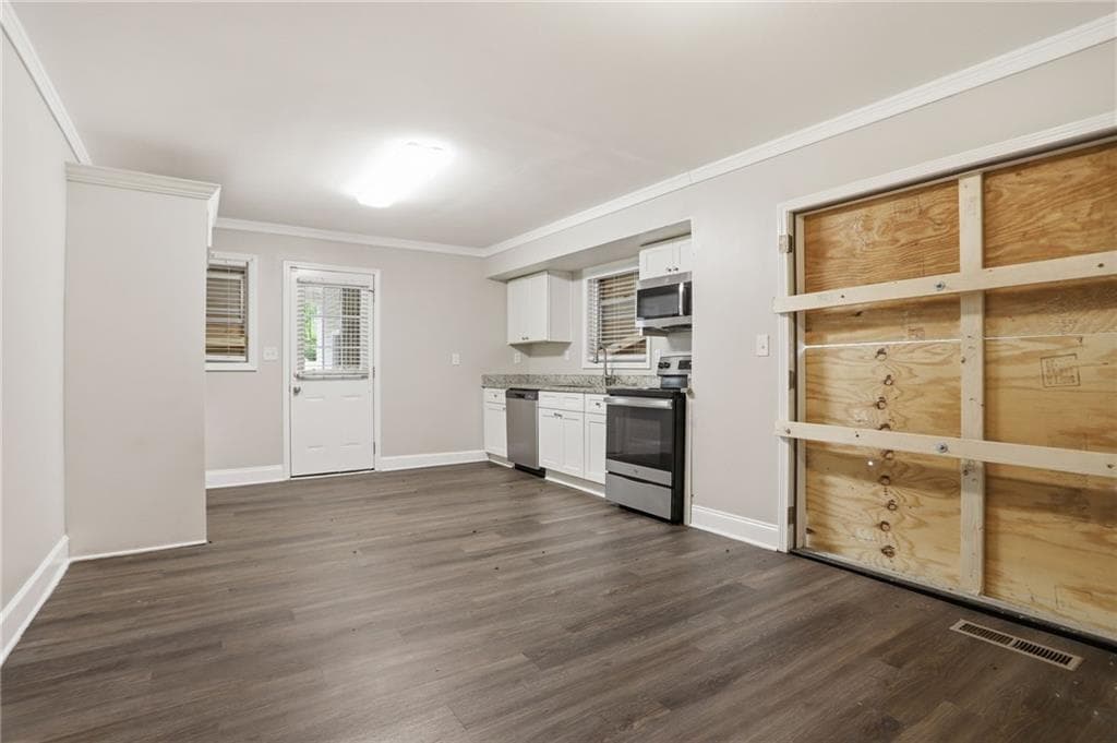 4 bedroom, 2 bathroom, 2,049 sq ft single family residence for sale at 2572 Glenrock Drive, Decatur, GA 30032 — photo 7