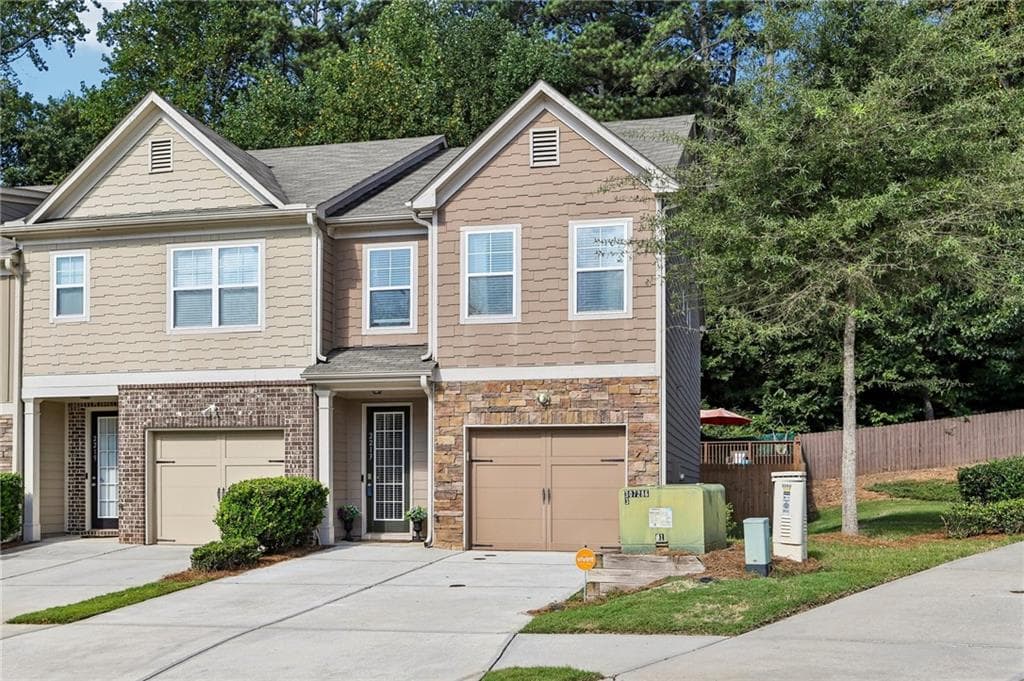 3 bedroom, 3 bathroom, 1,596 sq ft townhouse for sale at 2213 Triple Crown Lane, Lithonia, GA 30058 — photo 2